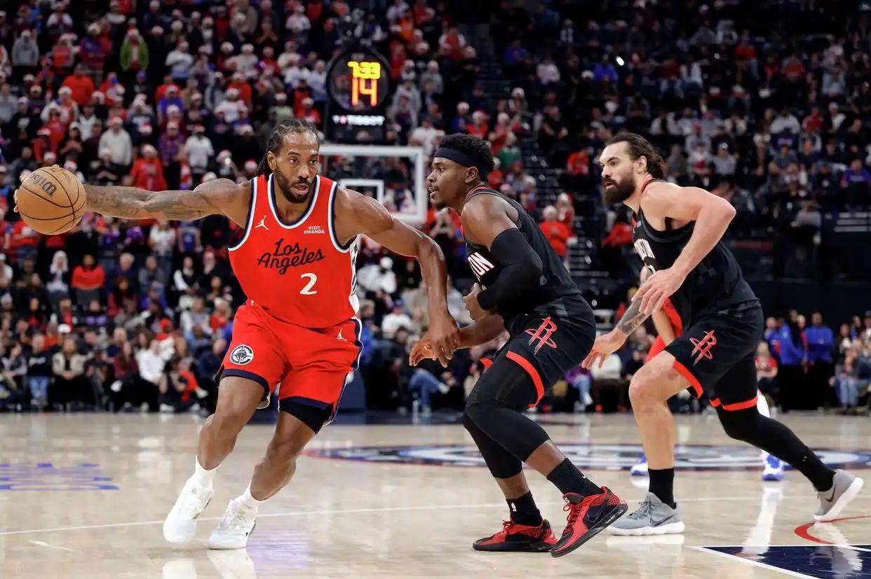 快船锋线守护稳固，对手进攻难以突破